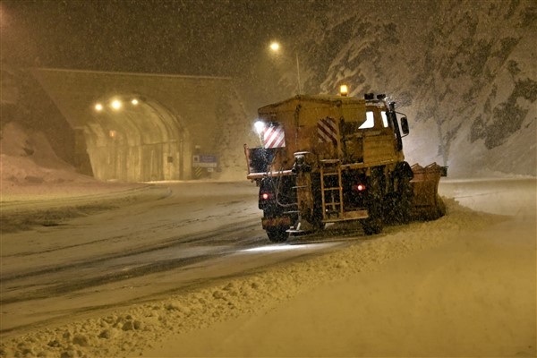 Zigana Geçidi'nde kar geçişe izin vermiyor. 18 Ocak 2021 5