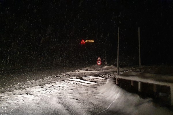 Zigana Geçidi'nde kar geçişe izin vermiyor. 18 Ocak 2021 9