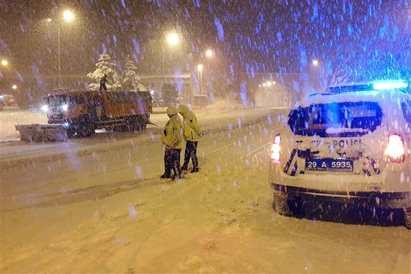 Zigana Geçidi'nde kar geçişe izin vermiyor. 18 Ocak 2021 7