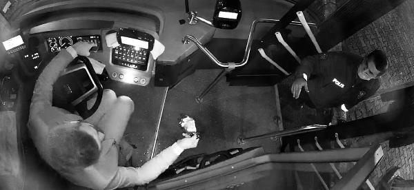 Trabzon'da otobüste bulduğu altın dolu çantayı sahibine ulaştırdı. 15 Eylül 2022 5