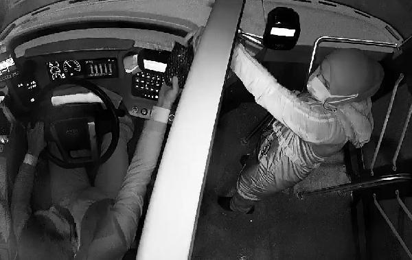 Trabzon'da otobüste bulduğu altın dolu çantayı sahibine ulaştırdı. 15 Eylül 2022 4