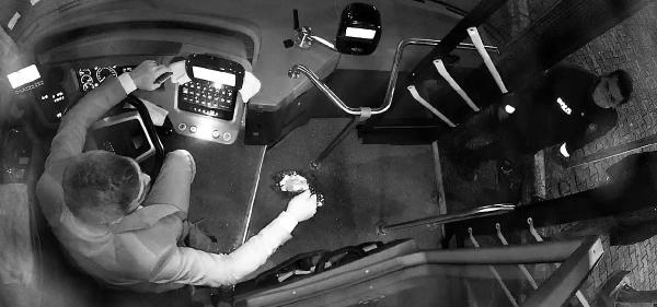 Trabzon'da otobüste bulduğu altın dolu çantayı sahibine ulaştırdı. 15 Eylül 2022 6