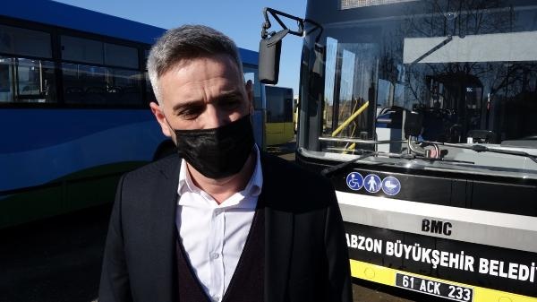 Trabzon'da otobüste bulduğu altın dolu çantayı sahibine ulaştırdı. 15 Eylül 2022 9