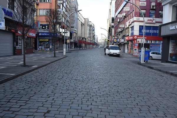 Trabzon’da Kısıtlama Sessizliği: Cadde ve Sokaklar Boş Kaldı, Ekipler Çalıştı 2