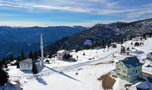 Doğu Karadeniz'de kar özlemi çekenlerin uğrak yeri Sis Dağı Yaylası oldu 3