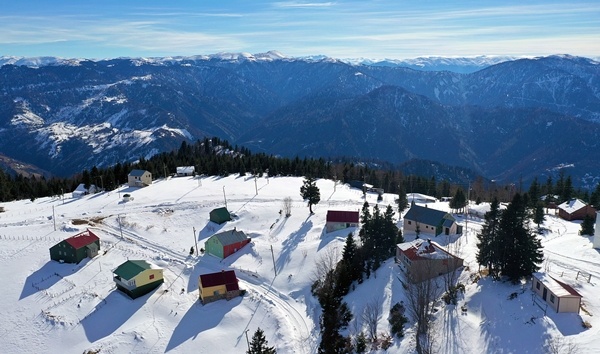 Doğu Karadeniz'de kar özlemi çekenlerin uğrak yeri Sis Dağı Yaylası oldu 7