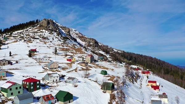 Doğu Karadeniz'de kar özlemi çekenlerin uğrak yeri Sis Dağı Yaylası oldu 6