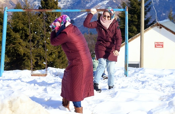 Doğu Karadeniz'de kar özlemi çekenlerin uğrak yeri Sis Dağı Yaylası oldu 9