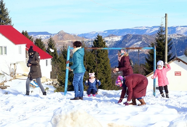 Doğu Karadeniz'de kar özlemi çekenlerin uğrak yeri Sis Dağı Yaylası oldu 4