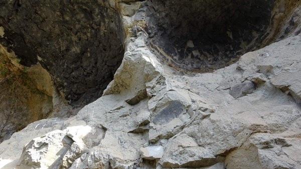 Trabzon'da kayalar oyularak yapılan Pedromida Kilisesi definecilerin hedefi haline geldi 10