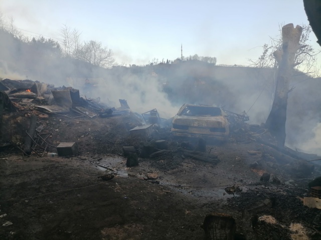 Trabzon'da ev yangınında hayvanlar telef oldu, 3 araç yandı 6