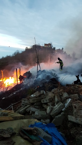 Trabzon'da ev yangınında hayvanlar telef oldu, 3 araç yandı 4