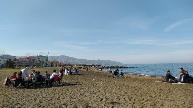 Trabzon'da güneşi gören sahile akın etti 7