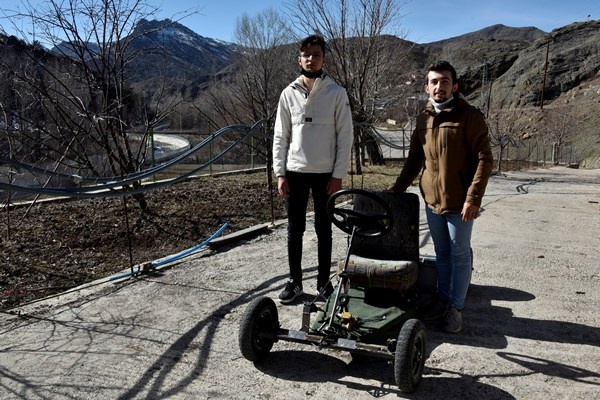 Gümüşhane'de cep telefonlarını satıp kendilerine araba yaptılar 4