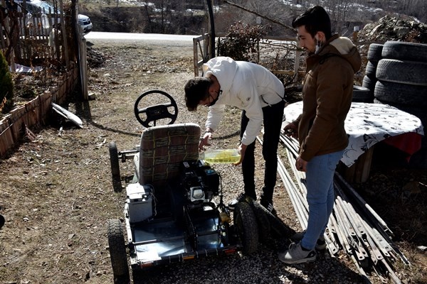 Gümüşhane'de cep telefonlarını satıp kendilerine araba yaptılar 3