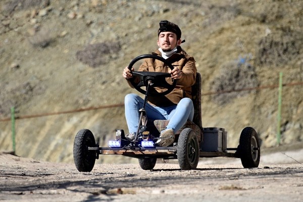 Gümüşhane'de cep telefonlarını satıp kendilerine araba yaptılar 11