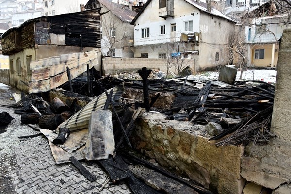 Gümüşhane’de yanan barakada alevlerin arasına girip köpeği kurtardı 10