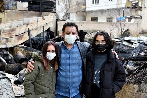 Gümüşhane’de yanan barakada alevlerin arasına girip köpeği kurtardı 11