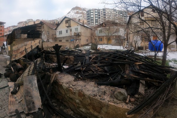 Gümüşhane’de yanan barakada alevlerin arasına girip köpeği kurtardı 17