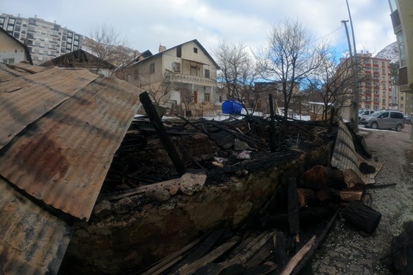 Gümüşhane’de yanan barakada alevlerin arasına girip köpeği kurtardı 8