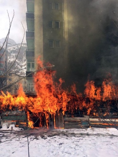 Gümüşhane’de yanan barakada alevlerin arasına girip köpeği kurtardı 14