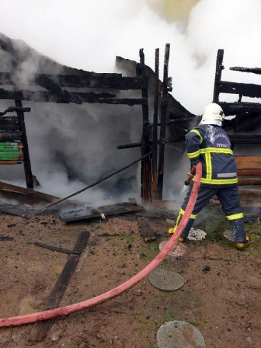 Gümüşhane’de yanan barakada alevlerin arasına girip köpeği kurtardı 7