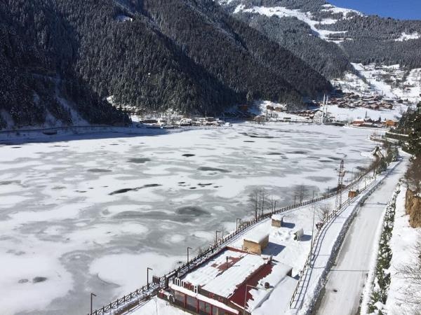 Beyaz örtüyle kaplanan Uzungöl, buz tuttu 6