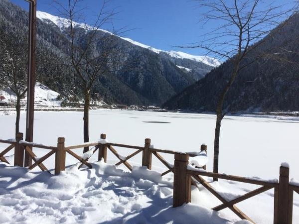 Beyaz örtüyle kaplanan Uzungöl, buz tuttu 5
