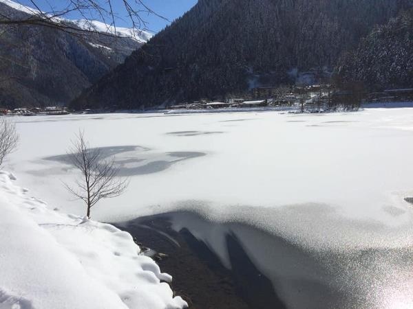 Beyaz örtüyle kaplanan Uzungöl, buz tuttu 2