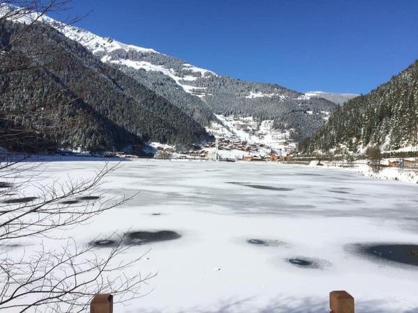 Beyaz örtüyle kaplanan Uzungöl, buz tuttu 9