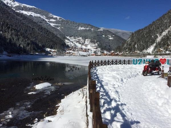 Beyaz örtüyle kaplanan Uzungöl, buz tuttu 4