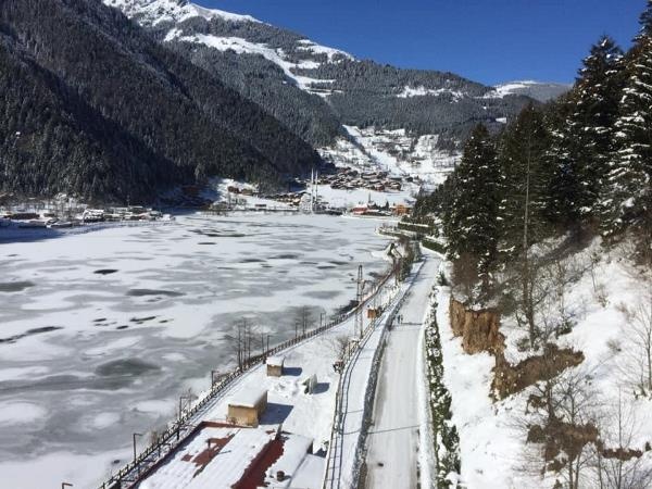 Beyaz örtüyle kaplanan Uzungöl, buz tuttu 7
