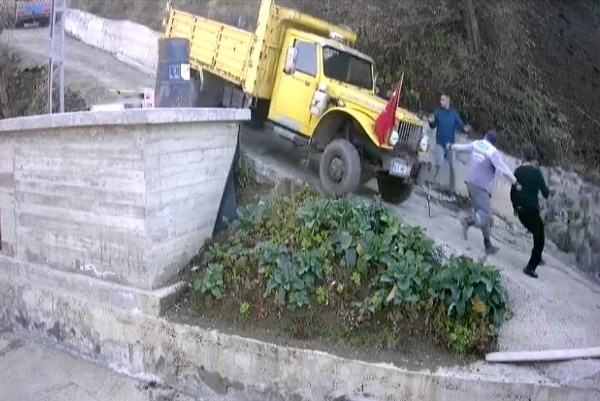 Trabzon'da kayan kamyonetten son anda kurtuldular 5