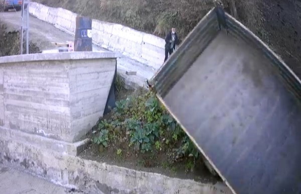 Trabzon'da kayan kamyonetten son anda kurtuldular 6