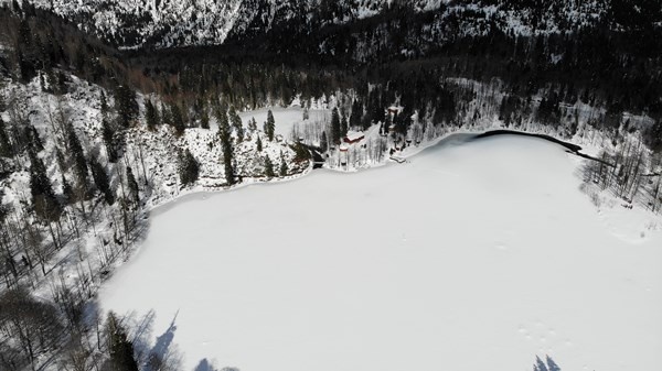 Buz tutan Karagöl’ün üzerine çıkmak cesaret istiyor 3