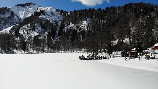 Buz tutan Karagöl’ün üzerine çıkmak cesaret istiyor 2