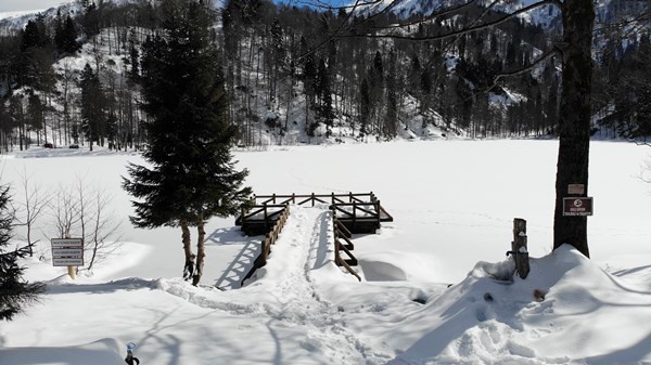 Buz tutan Karagöl’ün üzerine çıkmak cesaret istiyor 5