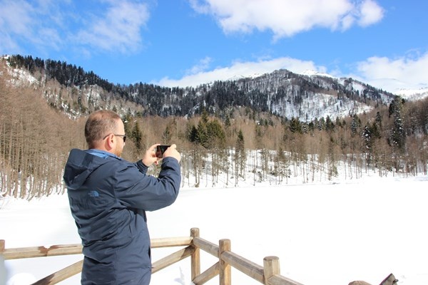 Buz tutan Karagöl’ün üzerine çıkmak cesaret istiyor 8
