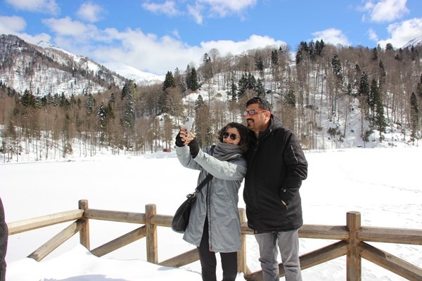 Buz tutan Karagöl’ün üzerine çıkmak cesaret istiyor 10