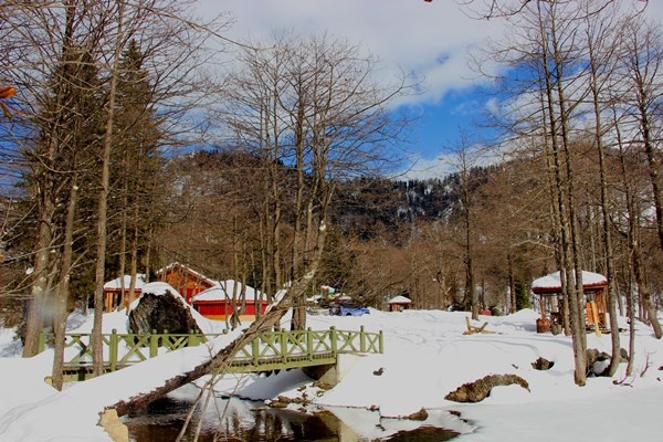 Buz tutan Karagöl’ün üzerine çıkmak cesaret istiyor 17