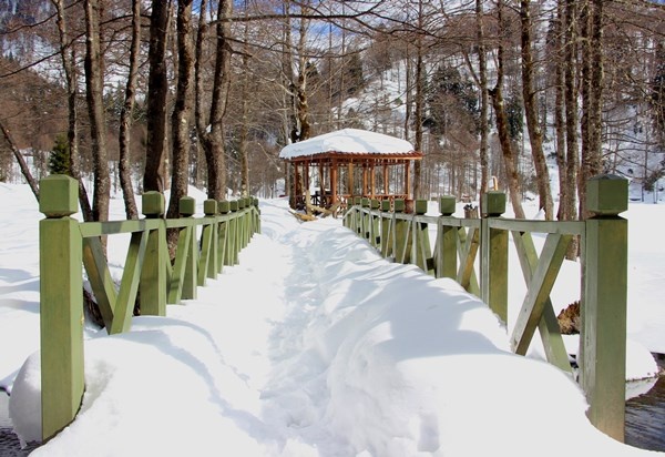 Buz tutan Karagöl’ün üzerine çıkmak cesaret istiyor 11
