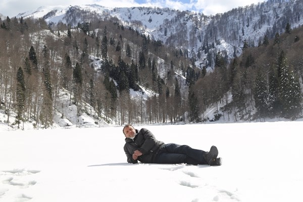 Buz tutan Karagöl’ün üzerine çıkmak cesaret istiyor 16