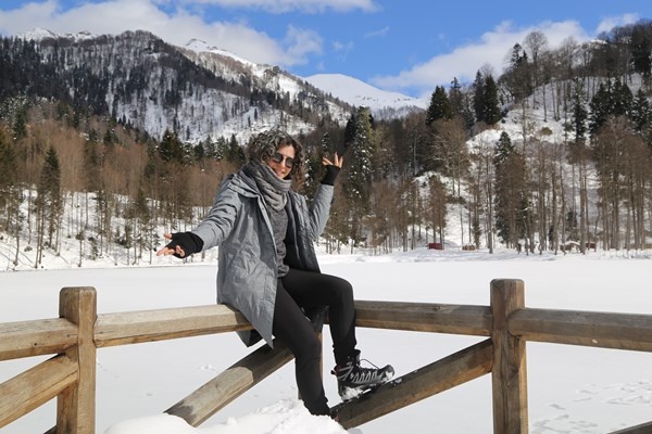 Buz tutan Karagöl’ün üzerine çıkmak cesaret istiyor 12