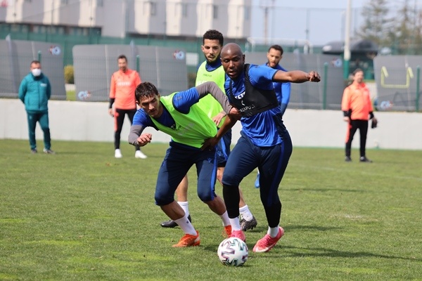 Abdullah Avcı'nın ekibi Trabzonspor, Ankaragücü sınavına çalışıyor 22