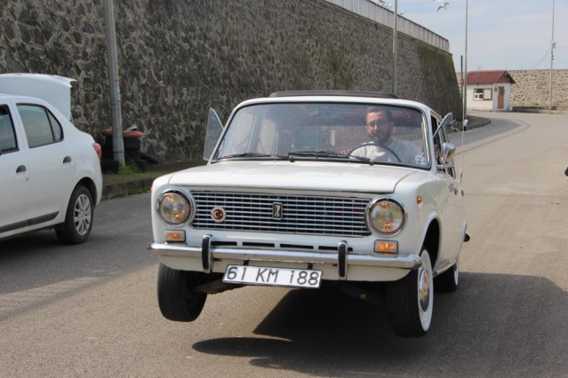 Trabzon'daki bu araba zıplıyor 3