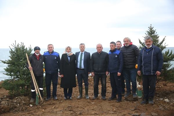 Yomra’ya kent ormanı! Yüzlerce ağaç diktiler 14