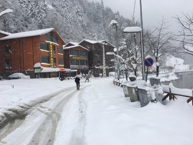 Uzungöl'e mart karı yağdı 25 Mart 2021 6