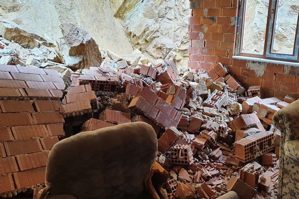 Gümüşhane’de dağdan kopan kaya parçaları evin içine doldu 3