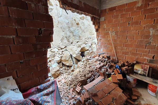 Gümüşhane’de dağdan kopan kaya parçaları evin içine doldu 4