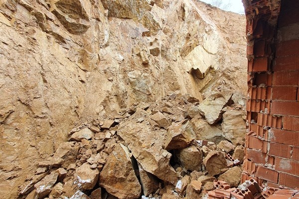 Gümüşhane’de dağdan kopan kaya parçaları evin içine doldu 13